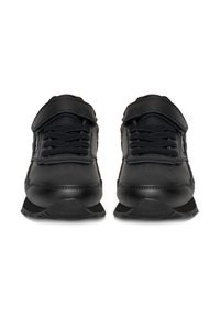 Crne sportske cipele s glatkim kožnim gornjim dijelom, mrežastim umetcima, vezicama i teksturiranim gumenim potplatom. Imaju podstavljeni rub oko gležnja i jezik.