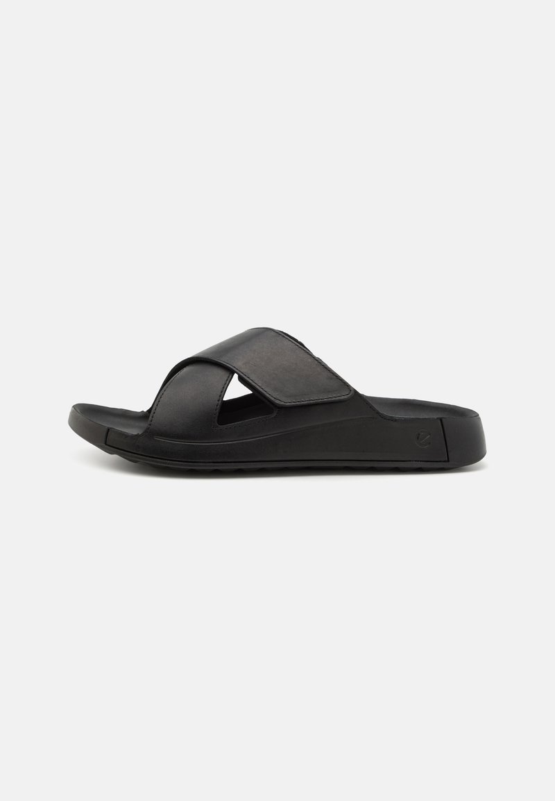Infradito neri con design a fascia incrociata, realizzati in materiale morbido, con suola in EVA per il massimo comfort e dettagli traforati per la traspirabilità.