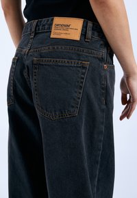 Dr.Denim HILL - Leveälahkeiset - dust washed black