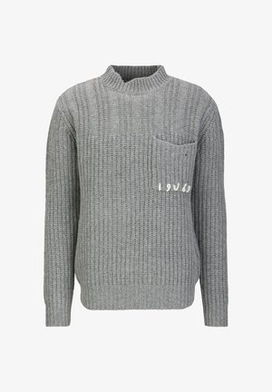 Grauer Strickpullover mit hohem Kragen, gerippter Textur und einer Brusttasche mit gesticktem Detail '1969' in Weiß.