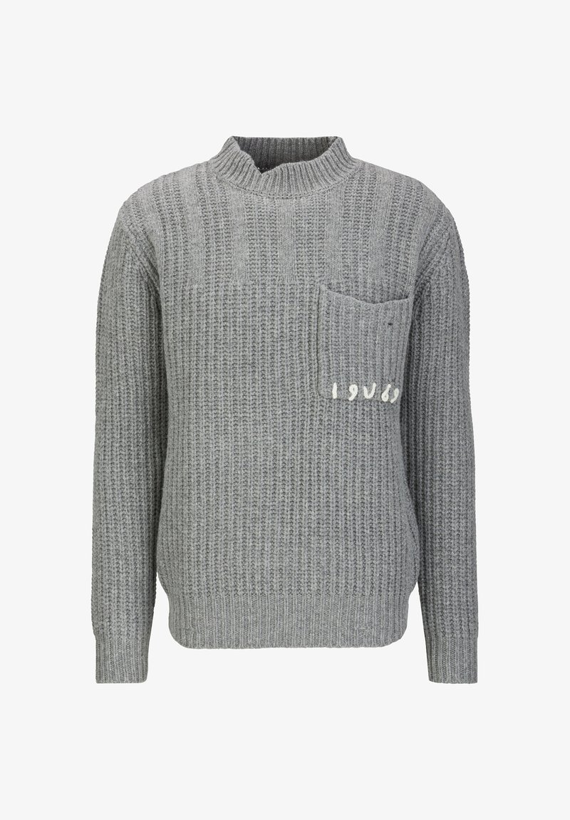 Grauer Strickpullover mit hohem Kragen, gerippter Textur und einer Brusttasche mit gesticktem Detail '1969' in Weiß.