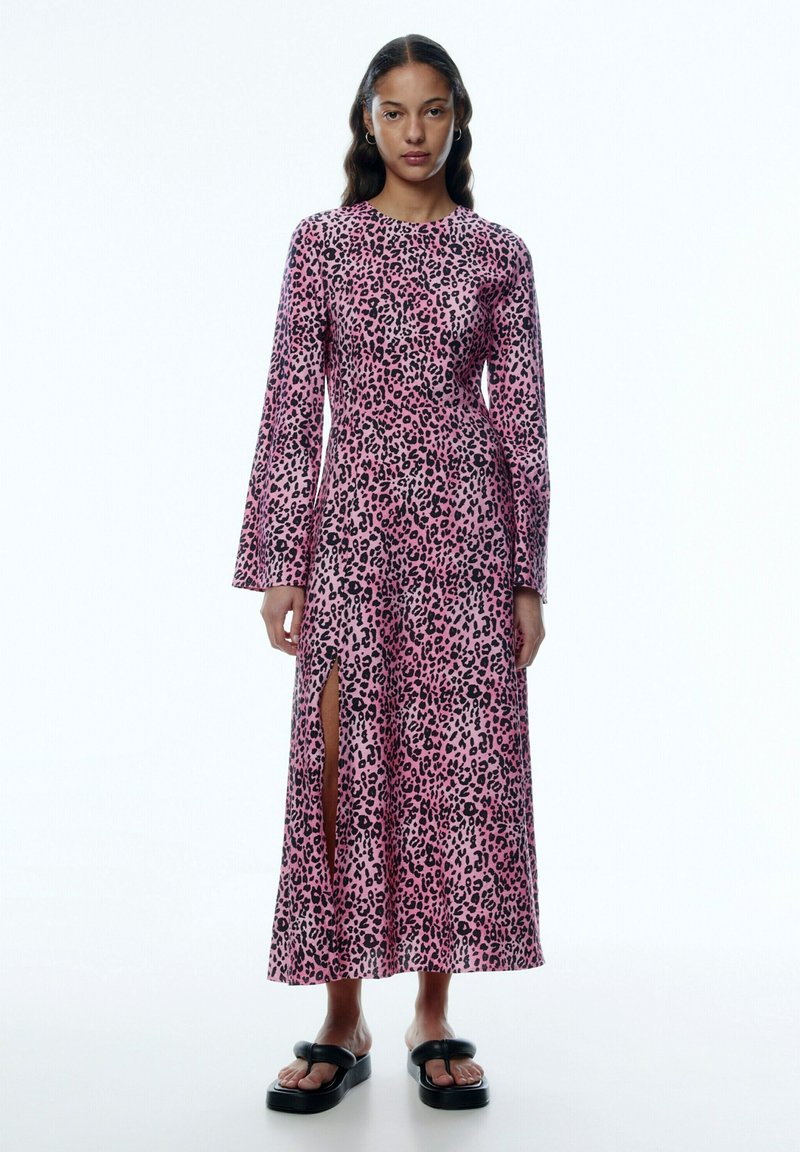 Rosa Leopardenmuster Langarmkleid mit einem Seitenschlitz, aus glattem Stoff; Model trägt schwarze Plateausandalen.