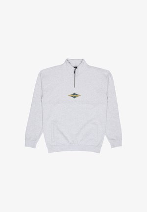 Sweat-shirt gris clair à fermeture éclair partielle avec un petit logo en forme de losange vert et jaune centré sur la poitrine et des poches avant.