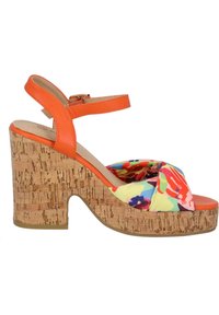 Orange remsandaler med en korkkilklack, som har en ovandel i mönstrad tyg med blommor och en mjuk, texturerad fotbädd.