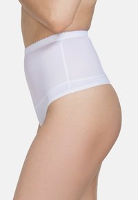 Slip bianco a vita alta realizzato in tessuto morbido, con bordi a scalloped, design senza cuciture e una silhouette classica con copertura a metà coscia.