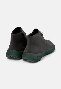 Stivali alla caviglia in pelle grigia con suola in gomma verde, dotati di punta rotonda e design con lacci. Include una zip laterale per una facile calzata.