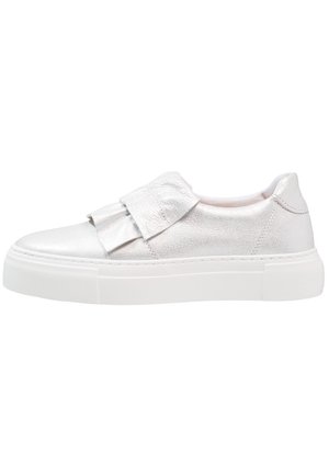 Niedriger Sneaker in metallic-silber mit dicker weißer Sohle und breitem, strukturiertem Riemen über dem Spann zur Schließung.