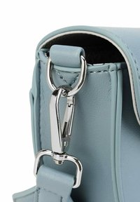 Světle modrá kožená kabelka se stříbrným kovovým zapínáním. Má zaoblené hrany a hladkou texturu, s kontrastním prošitím podél švů.