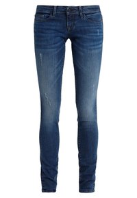 Jeans ajustados de denim azul oscuro, con ligeros desgastes y detalles desgastados en la parte frontal. Diseño tradicional de cinco bolsillos.