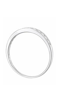 Sudraba gredzens ar gludu, izliekta joslu. Uz viena sāna ir rinda mazu caurspīdīgu akmeņu, kas rada maigu spīdumu.