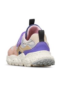 Chunky tenisky s růžovou, fialovou, béžovou a šedou broušenou kůží a síťovinou, s tečkovanou silnou podešví, černými poutky na patě a růžovou polstrovanou podšívkou.