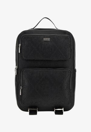 Zwarte Guess-rugzak met reliëf logo patroon, twee voorvakken met rits, bovenste handvat en zilverkleurige ritssluitingen.