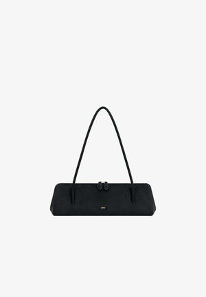 Sac à main rectangulaire noir avec des bretelles longues et fines, des tirettes de fermeture éclair dorées et un petit logo doré "JW PEI" sur le devant.