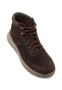 Brązowe zamszowe botki za kostkę z okrągłym czubkiem, sznurowanym zapięciem, brązowymi sznurówkami i kontrastującą beżową gumową podeszwą. Teksturowany kołnierz dla wygody.