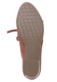 Hnědá podešev kožené boty s texturovaným vzorem protiskluzu, mírně zvýšeným podpatkem a hladkým okrajem. Uprostřed je vsazen kruhový logotyp.