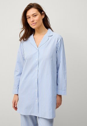 Camisa de pijama abotonada en azul claro y rayas verticales blancas, con cuello en pico y mangas largas. Textura de tela suave.