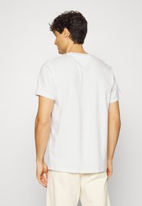 Tommy Jeans ESSENTIAL TEE - Marškinėliai su spaudiniu - white