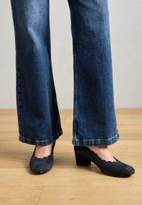 Unselected, dark blue
