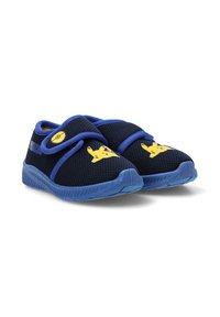 Zapatillas infantiles azules y negras con parte superior de malla, cierre de Velcro y gráfico amarillo de Pikachu en la punta. Suela de goma texturizada.