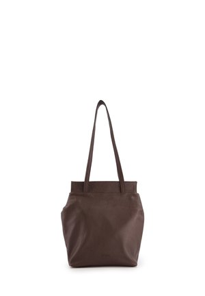 Braune Ledertasche mit glatter Textur, langen Griffen und strukturiertem oberen Bereich. Besitzt ein dezentes Logo auf der Vorderseite und eine weiche, lässige Form.