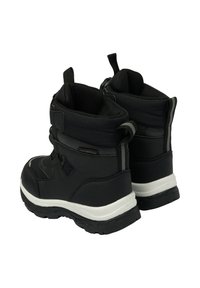 Čierne nepremokavé čižmy s polstrovaným golierom, z textilného a gumového materiálu, pevnou podrážkou so vzorom a elastickými šnúrkami pre bezpečné upevnenie.