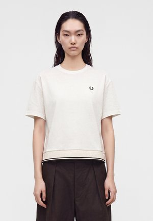Fred Perry, CONTRAST HEM - Обикновена тениска - snow white