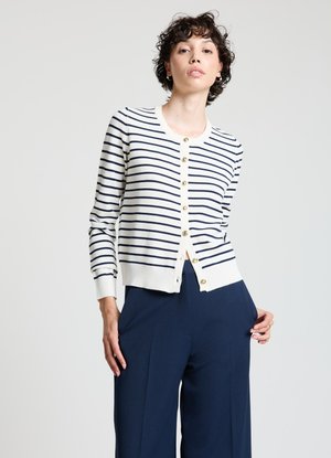 Marineblauer und weiß gestreifter Cardigan aus weichem Stoff, mit rundem Ausschnitt und goldfarbenen Knöpfen auf der Vorderseite für sicheren Verschluss.