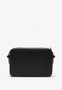 Borsa rettangolare nera in tessuto con chiusura a zip, dotata di tasca frontale e tracolla regolabile. Finitura liscia con un design minimale.