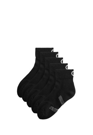 Fünf Paar schwarze Knöchelsocken mit geripptem Bund und weißen Zierstichen an der Ferse sowie einem Logo am Bund.