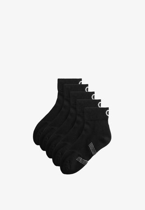 Fünf Paar schwarze Knöchelsocken mit geripptem Bund und weißen Zierstichen an der Ferse sowie einem Logo am Bund.
