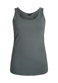 Sivi top bez rukava od glačane, rastezljive tkanine. Ima široke naramenice i izrez u obliku žlice, s ravnim rubom na struku.