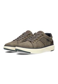 Sneaker in suede marrone con un pannello testurizzato, lacci tondi e occhielli in metallo. La soletta è bianca con un accento scuro nella parte inferiore.