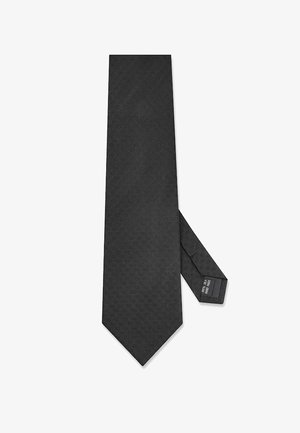 Czarny krawat wizytowy o fakturowanym wzorze, wykonany z jedwabiu. Posiada spiczasty koniec oraz metkę wszytą w wąski koniec.