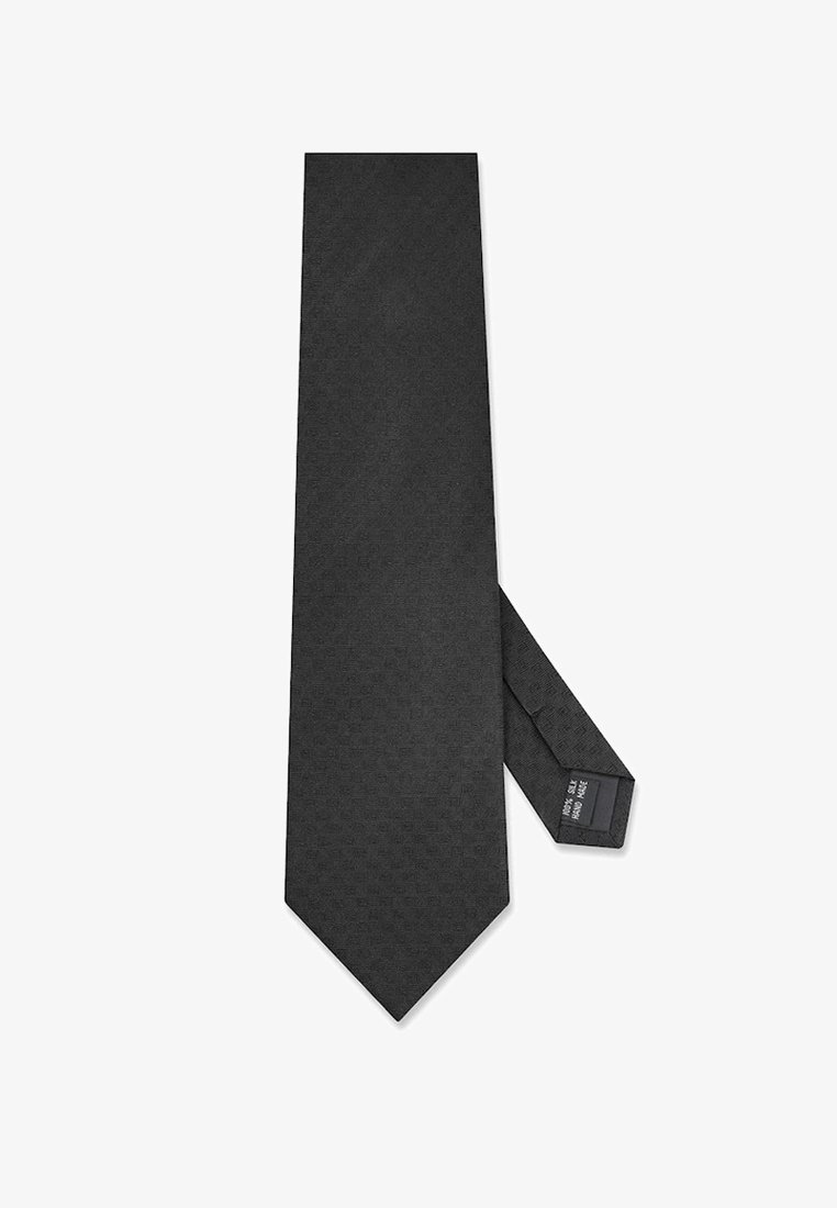 Czarny krawat wizytowy o fakturowanym wzorze, wykonany z jedwabiu. Posiada spiczasty koniec oraz metkę wszytą w wąski koniec.