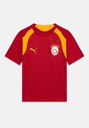 Camiseta deportiva de manga corta roja y amarilla con el logo de Puma y el escudo del club Galatasaray de cinco estrellas en el pecho.