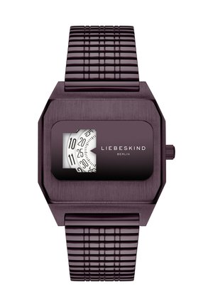 Lila rechteckige Uhr mit einem strukturierten Armband, einem Glaszifferblatt, das ein weißes Ziffernblatt mit schwarzen Ziffern zeigt, und einem "LIEBESKIND BERLIN"-Logo.