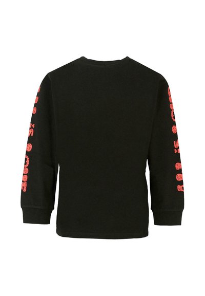 Maglietta nera a maniche lunghe in cotone. Presenta testo grafico rosso stampato verticalmente lungo entrambe le maniche, collo a giro e polsini a coste.