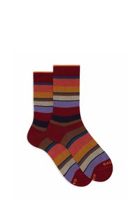 Ein Paar Socken bis zur Mitte der Waden mit horizontalen Streifen in Burgunder, Orange, Lila, Braun, Blau und Grau auf einem weißen Hintergrund.