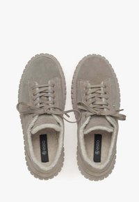 Grijze suède sneakers met getextureerde rubberen zolen, vetersluiting, zachte bontvoering en logo op de tong. Ronde neus en gewatteerde kraag.