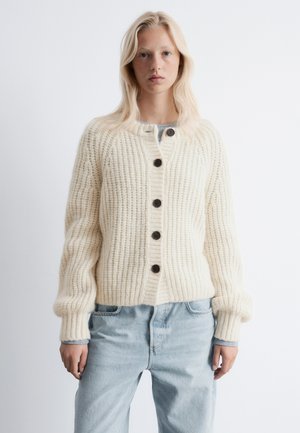 Cremefarbener Strickcardigan mit geripptem Muster, rundem Ausschnitt, sieben dunklen Knöpfen und leichter Passform mit langen Ärmeln.