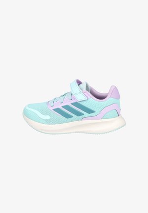Zapatilla deportiva infantil en azul claro y lavanda con cierre de velcro, tres franjas teal y suela acolchada blanca.