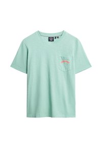 T-shirt corto verde menta con maniche a corto e scollo rotondo, dotato di una piccola tasca sul lato sinistro del petto con la scritta "Superdry" in arancione.