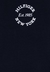 Tommy Hilfiger BOYS GRAPHIC TEE UNISEX - Camiseta estampada - dark night navy