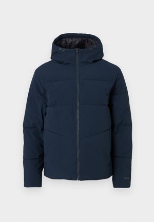 Chaqueta acolchada de color marino con capucha desmontable, cierre de cremallera completa y secciones cosidas para aislamiento. Cuenta con puños elásticos y una textura suave.