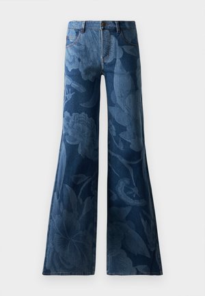 Jeans de mezclilla acampanados en azul oscuro con un estampado floral tonal. Diseño estándar de cinco bolsillos con cierre delantero de botón y cremallera.