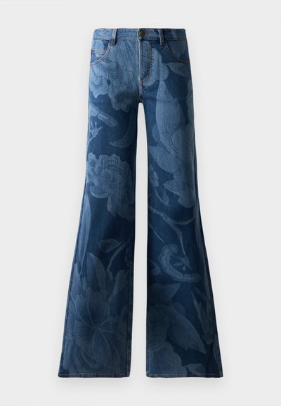 Tumedast sinises toonides flare-džinsi püksid, millel on ühtne lilleline trükk. Standardne viie-tasku disain ees oleva nööbi ja tõmbluku sulgemisega.