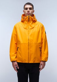 Světlě žlutá nepromokavá bunda s vysokým límcem, nastavitelnou kapucí a bočními kapsami. Obsahuje elastické manžety a minimalistický design.