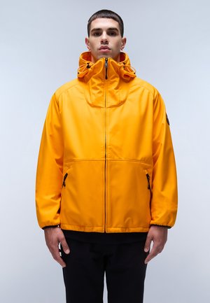 Lys gul vandtæt jakke med høj krave, justerbar hætte og sidelommer. Har elastiske manchetter og et minimalistisk design.