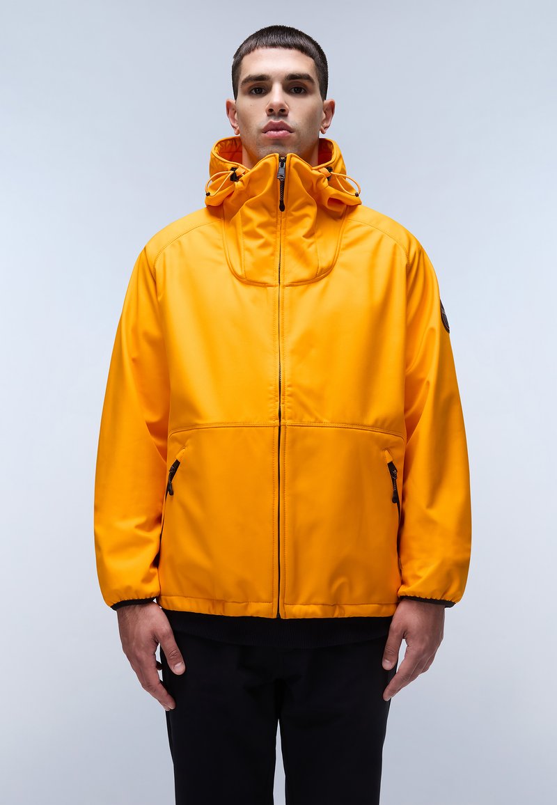 Světlě žlutá nepromokavá bunda s vysokým límcem, nastavitelnou kapucí a bočními kapsami. Obsahuje elastické manžety a minimalistický design.