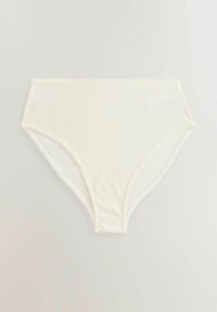 Hooggewaisted witte onderbroek gemaakt van een geribbeld materiaal met subtiele gestreepte patronen en geschulpte randen.